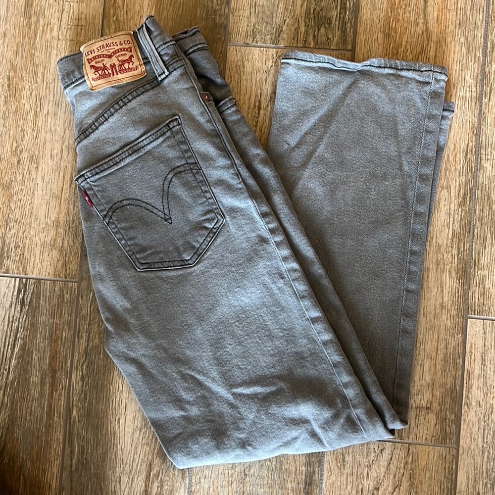 Gently used Levi’s Ribcage Straight Ankle Size 26 jeans.